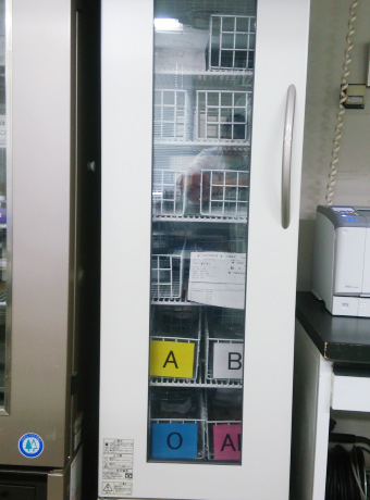 血液保管用冷蔵庫の写真です。